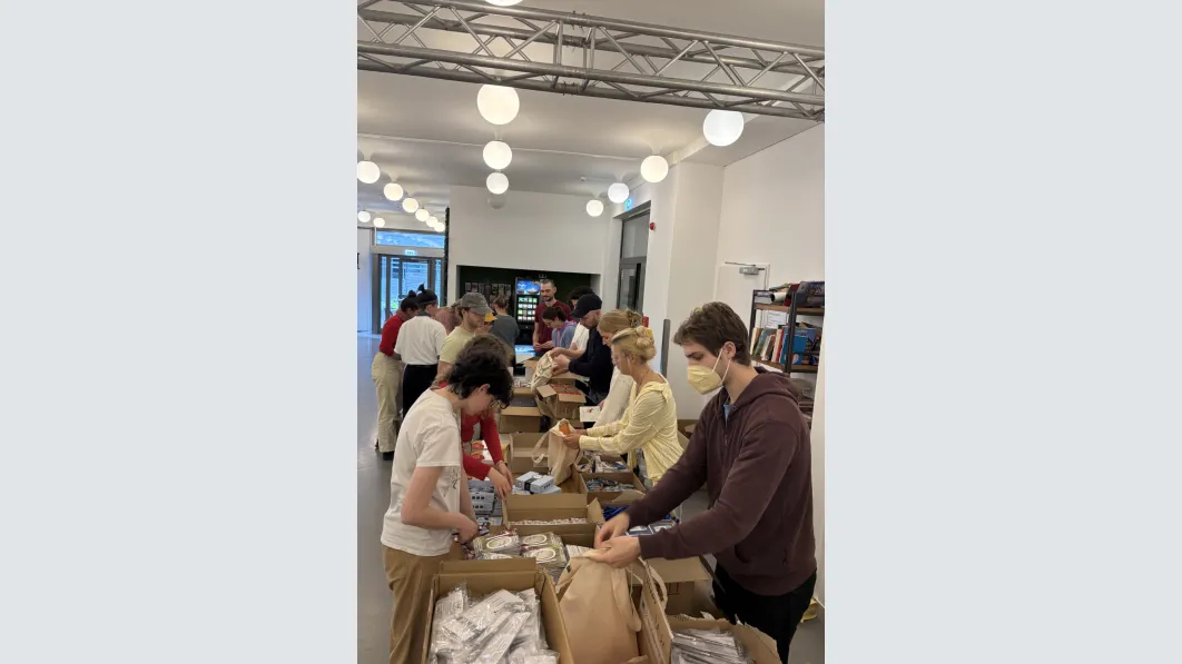 Gemeinsam werden die Ersti-Tüten gepackt. Foto: privat