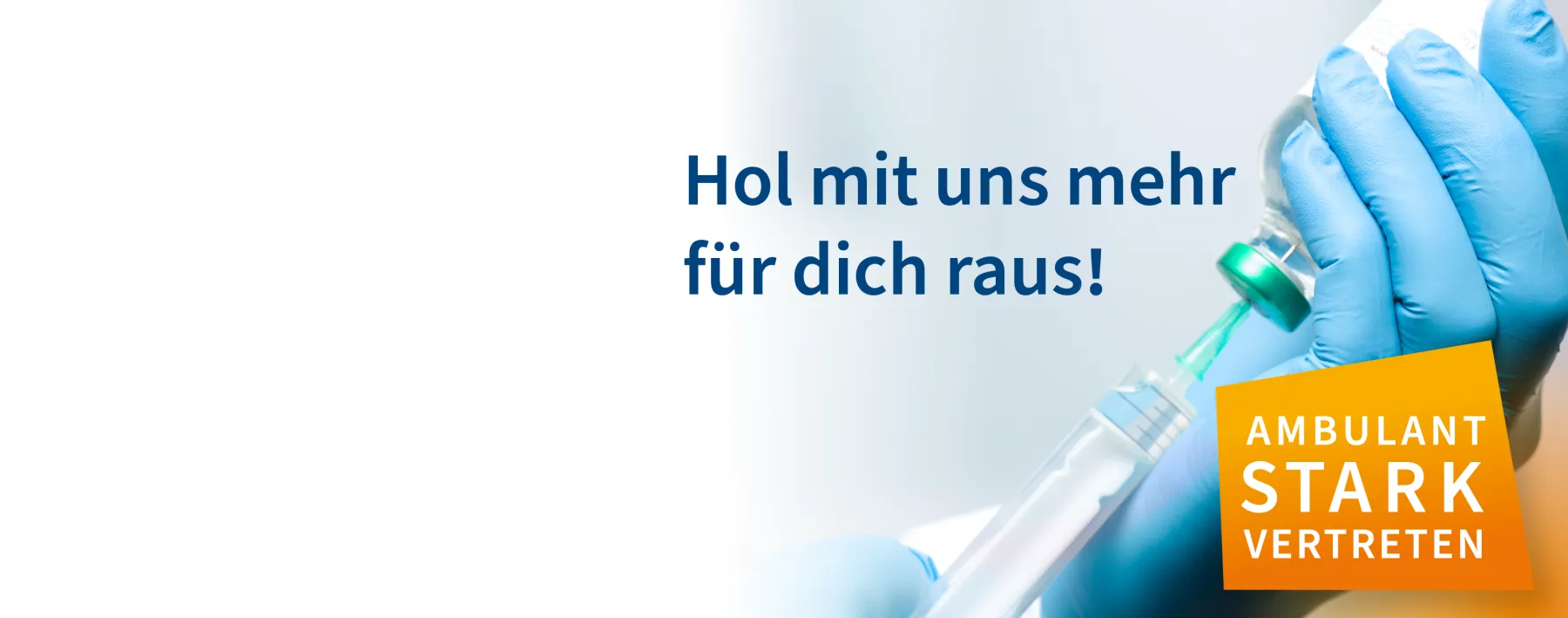 Spritze wird aufgezogen. Hinweis: "Hol mehr mit uns raus!"