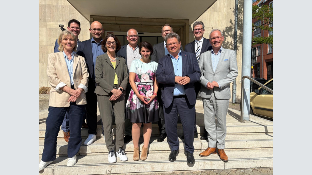 Geschlossen gegen die zunehmende Gewalt: Die Teilnehmenden des Anti-Gewalt-Gipfels mit dem niedersächsischen Sozialminister Dr. Andreas Philippi (3. v. r.). Foto: KVN 