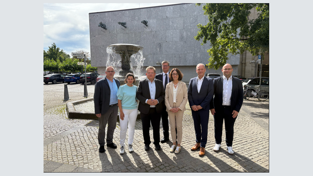 Gemeinsam gegen Gewalt: Hans Martin Wollenberg, erster Vorsitzender MB Niedersachsen, Katrin Stary, Abteilungsleiterin Gesundheit und Prävention im nds. Gesundheitsministerium, Dr. Andreas Philippi, nds. Gesundheitsminister, Mark Barjenbruch, Vorsitzender KVN, Dr. Marion Charlotte Renneberg, stellv. Präsidentin ÄKN, Helge Engelke, Direktor NKG, und Andreas Hammerschmidt, zweiter Vorsitzender MB Niedersachsen (v. l.). Foto: MS