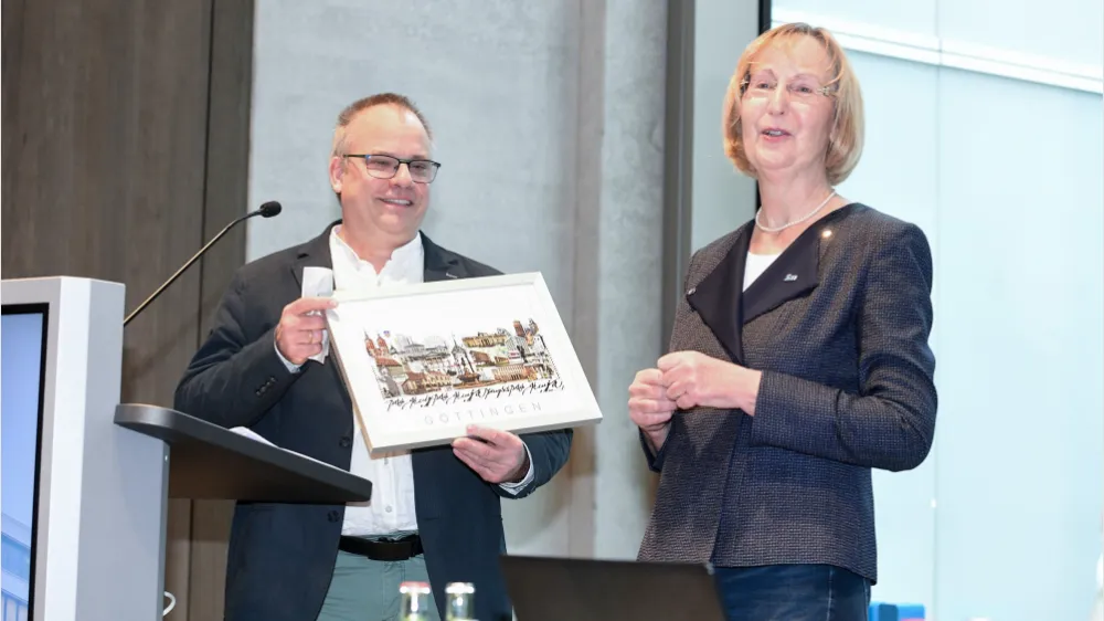 „Ihr Wirken wird noch lange spürbar bleiben“: Hans Martin Wollenberg und Dr. Martina Wenker bei der Verabschiedung. Foto: Nancy Heusel/ÄKN 