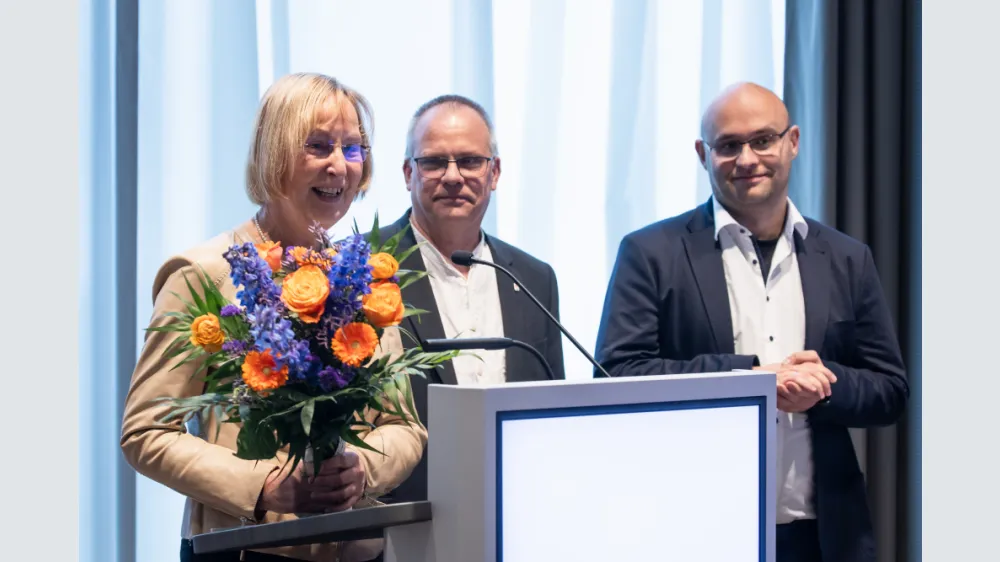 Ein besonderer Moment: die Ernennung von Dr. Martina Wenker zum Ehrenmitglied des MB Niedersachsen. Foto: Helge Krückeberg 
