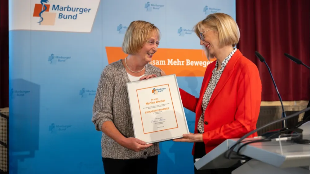 In Hannover überreichte Dr. Susanne Johna den MB-Ehrenreflexhammer unter stehenden Ovationen an Dr. Martina Wenker. Foto: Mark Ballhorst/Marburger Bund