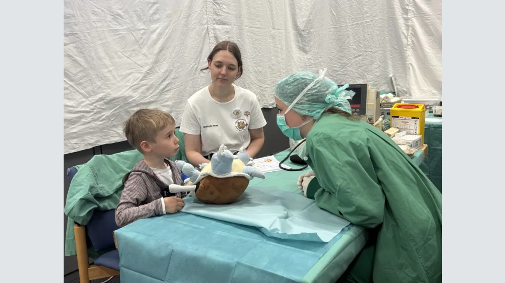 Spielerisch die Angst vor einem Arztbesuch nehmen – eines der Ziele des Teddybärkrankenhauses. Foto: TBK Göttingen