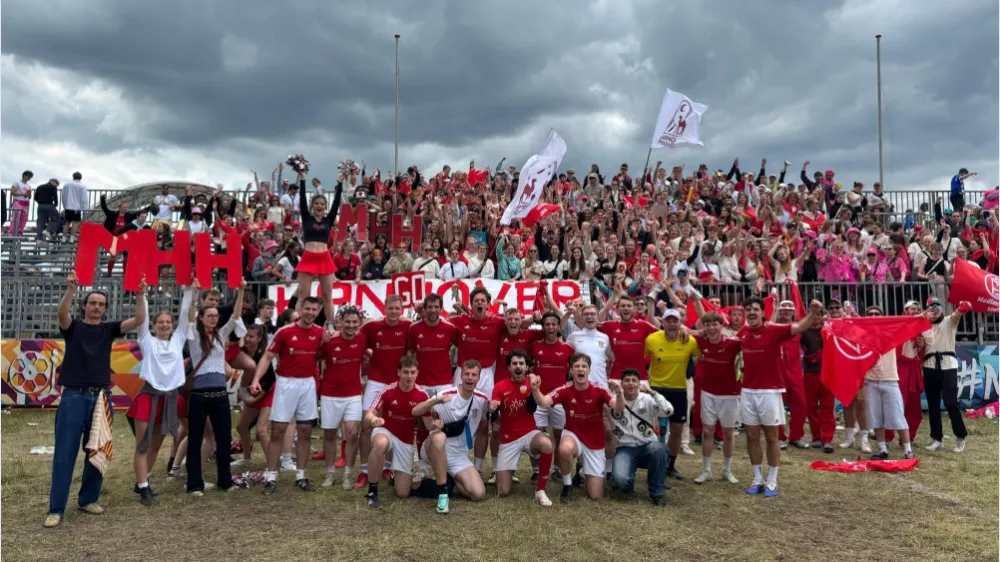 Das Herren-Fußballteam brachte den Pokal dieses Jahr stolz nach Hause. Foto: privat