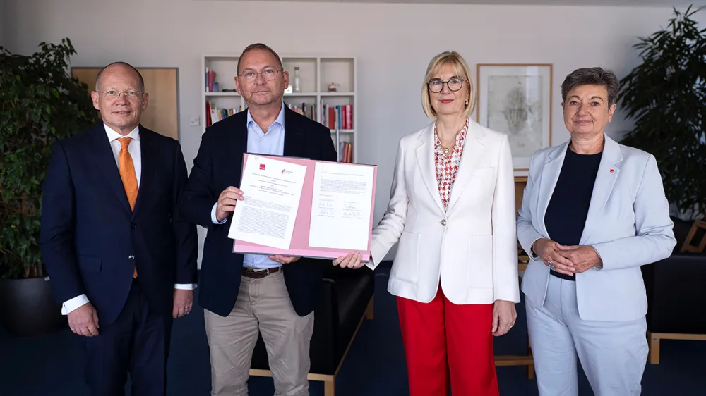Die Spitzen von ver.di und Marburger Bund mit der neuen Vereinbarung