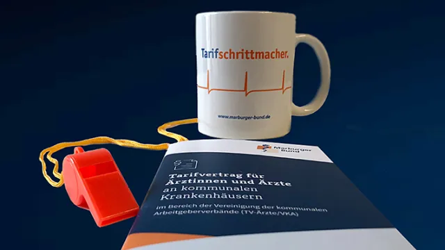 Foto: Give Aways des Marburger Bundes, Tasse, Trillerpfeife, Infobroschüre zur Tarifarbeit